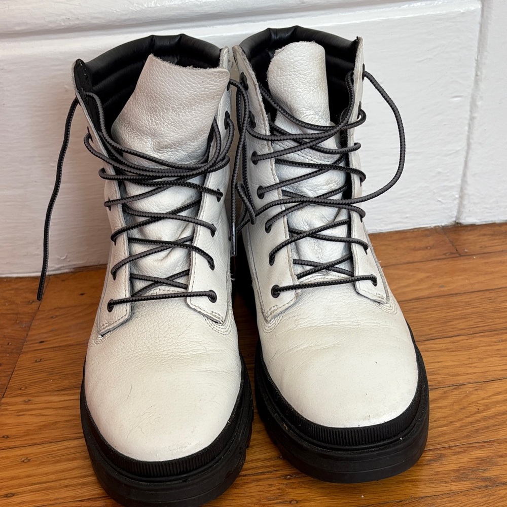 Timberland Women’s White and Black Leather Boots